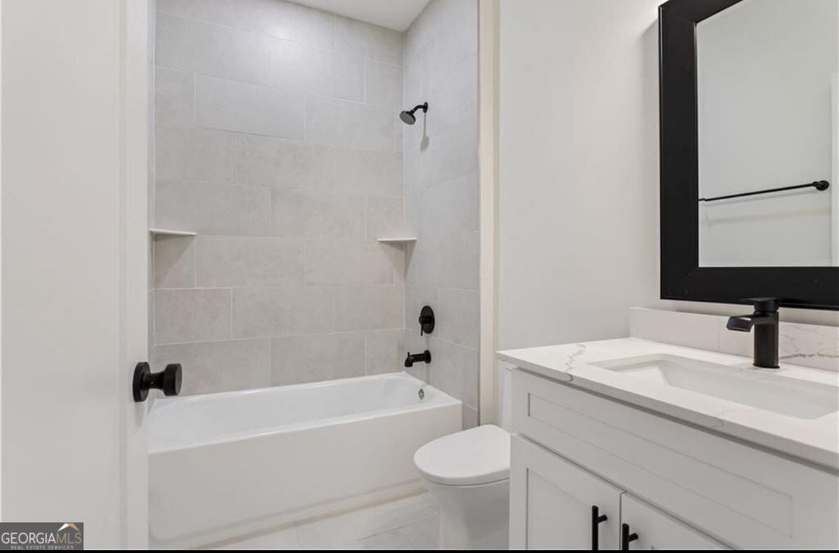 Building Photo - 1265 Oak St SW