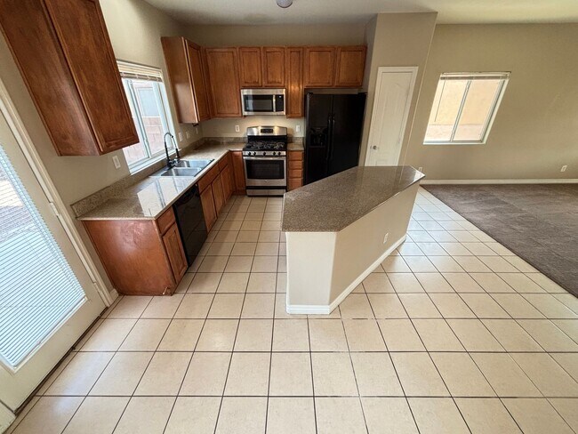 Building Photo - Spacious 4BED/3BATH Home Located in North Las Vegas