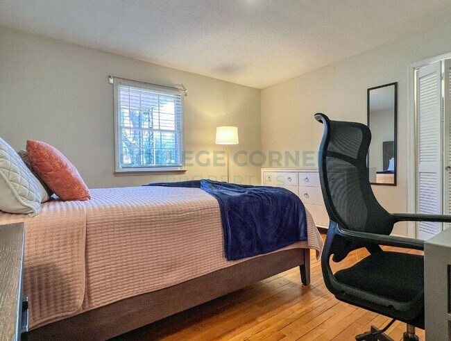 Building Photo - 830 Delmonte Dr NW