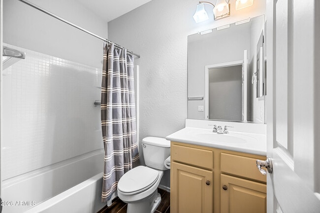 Building Photo - 2554 E Vermont Dr