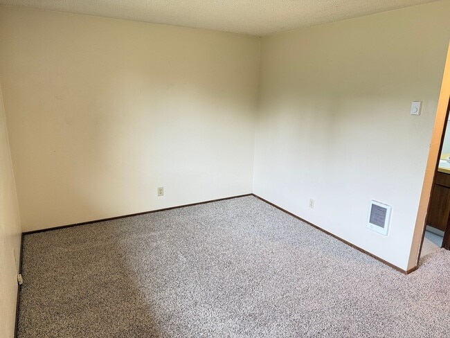 Building Photo - 3 bedroom 2 bath house in a great neighborhood!