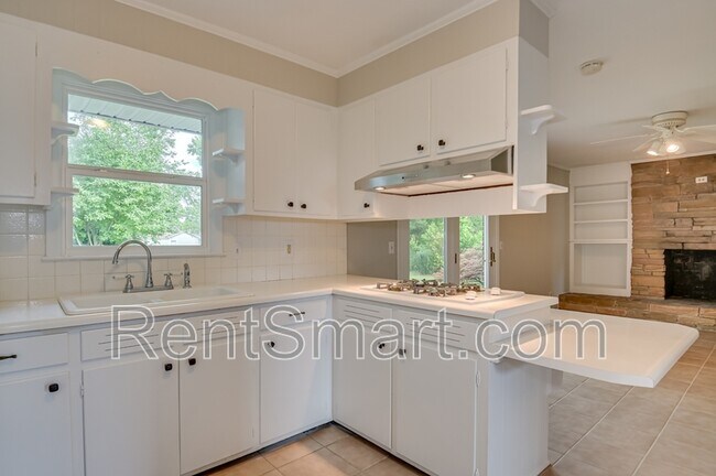 Building Photo - 202 Spring Dr