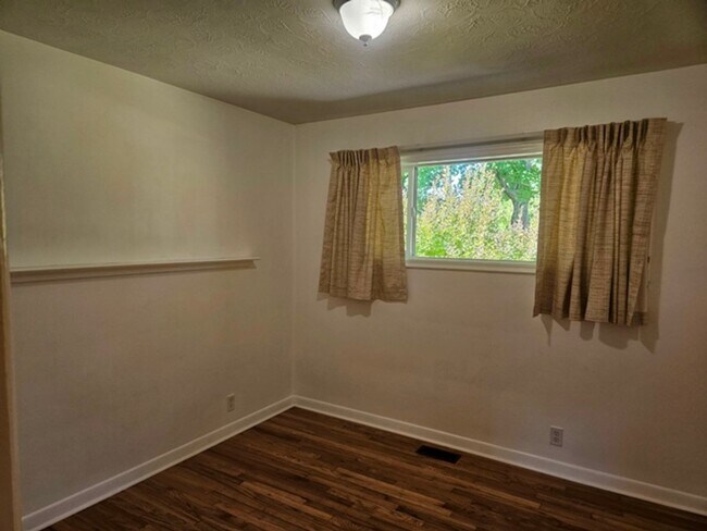 Building Photo - 750 Menlo Dr N
