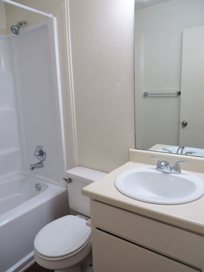 Building Photo - 705