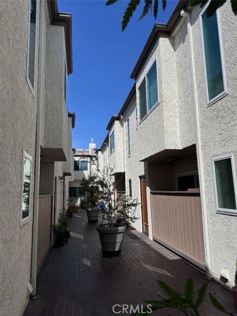 Building Photo - 3670 Westwood Blvd