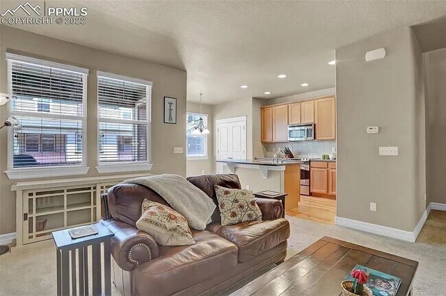 Building Photo - Beautiful 2 bedroom townhouse near Pine Creek!