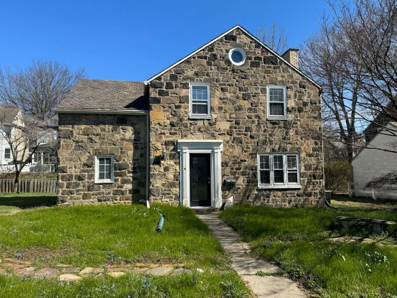 Building Photo - 4 Laurel Village