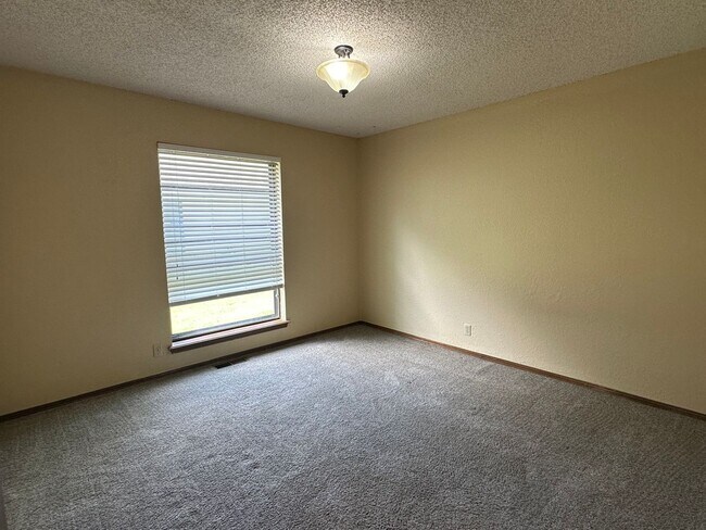 Building Photo - Large single story 4 bedroom