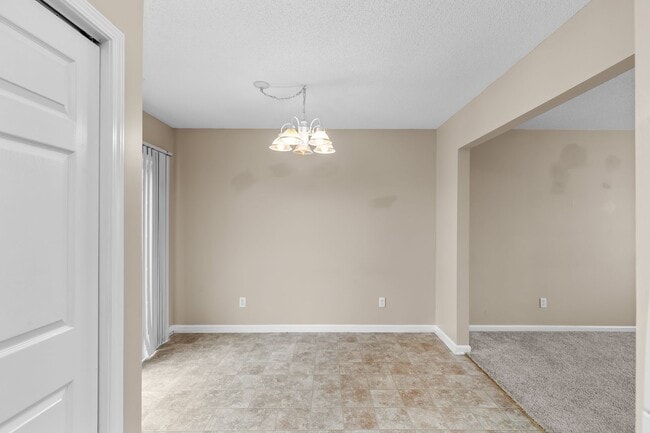 Building Photo - 2 Bed 2.5 Bath Townhome
