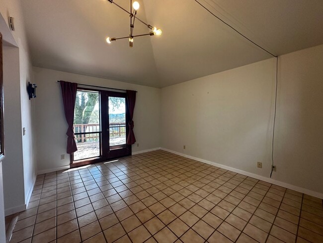 Building Photo - Spacious 4 bedroom, 3 bathroom home