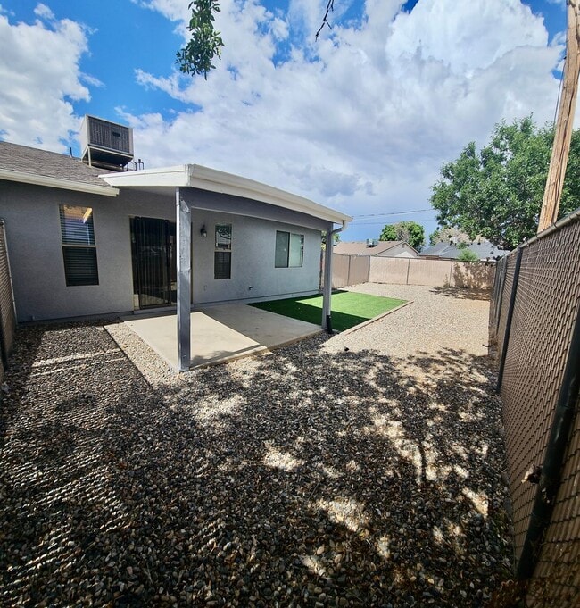 Building Photo - Excellent remodeled 2 bed 2 bath home in P...