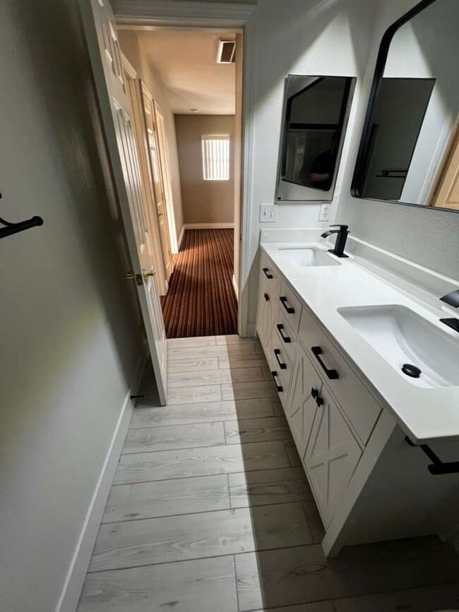 Building Photo - Must see 2 story 4 bed/3 bath home in the heart of SUMMERLIN