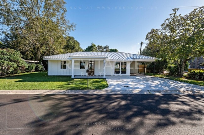 Building Photo - Perfect 3 Bd / 2 Ba Olde Towne Daphne Home!