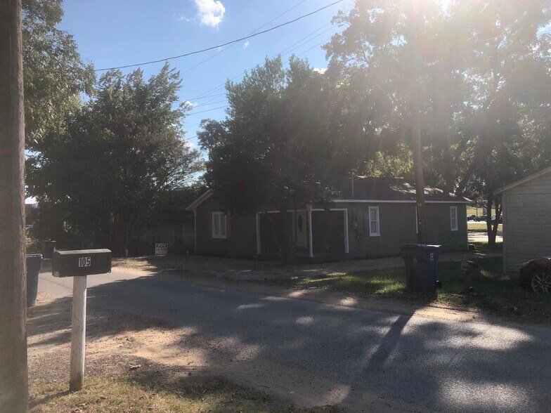 Building Photo - 106 Matthews St