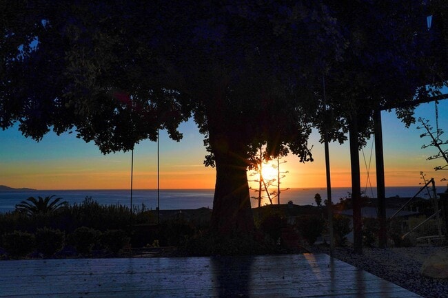Building Photo - !! DESIRABLE 3 BEDROOM 3 BATHROOM LOCATED IN BEAUTIFUL RANCHO PALOS VERDES !!