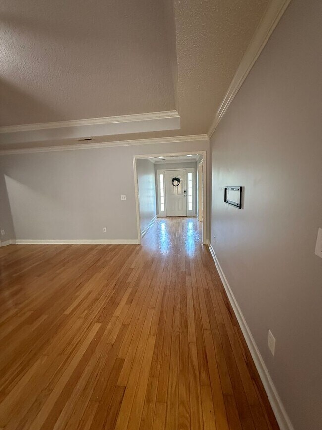 Building Photo - 4/2 Home Available Now!