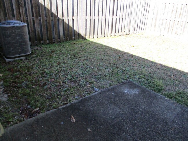 Building Photo - Spacious 2 Bedroom Townhome with Bonus Room & Private Backyard