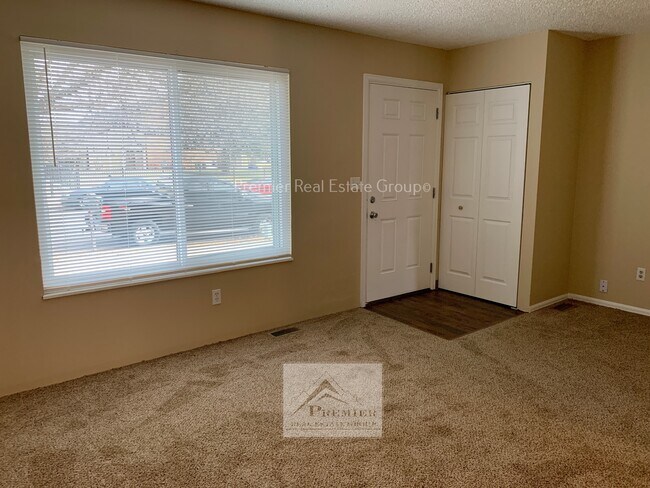 Building Photo - 1122 Delaware Dr