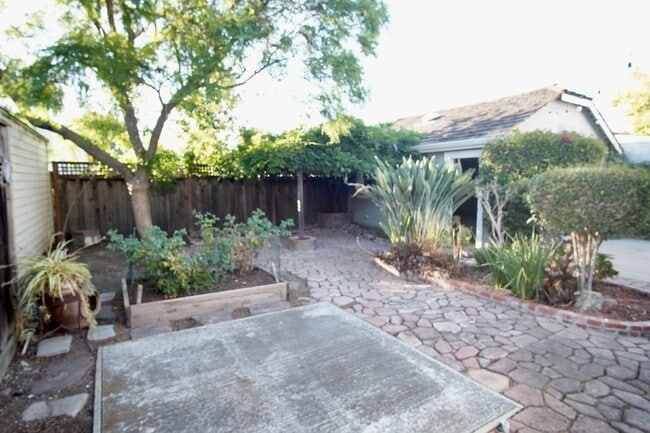 Building Photo - 1479 Sierra Ave