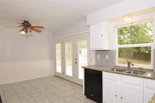 Building Photo - 3806 Pine Ct