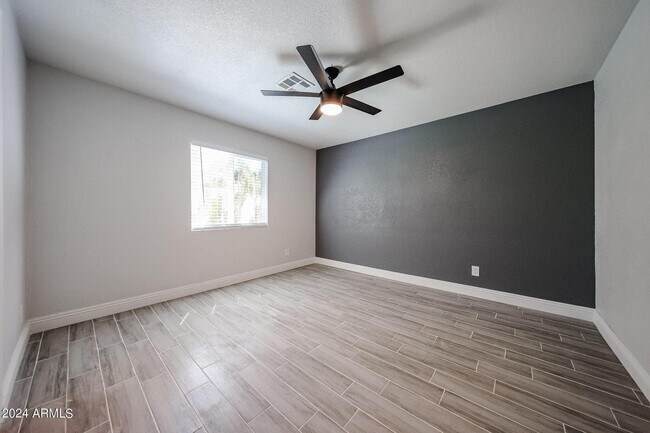 Building Photo - 11207 S Iroquois Dr