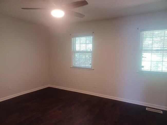 Building Photo - 595 Wedgewood Dr