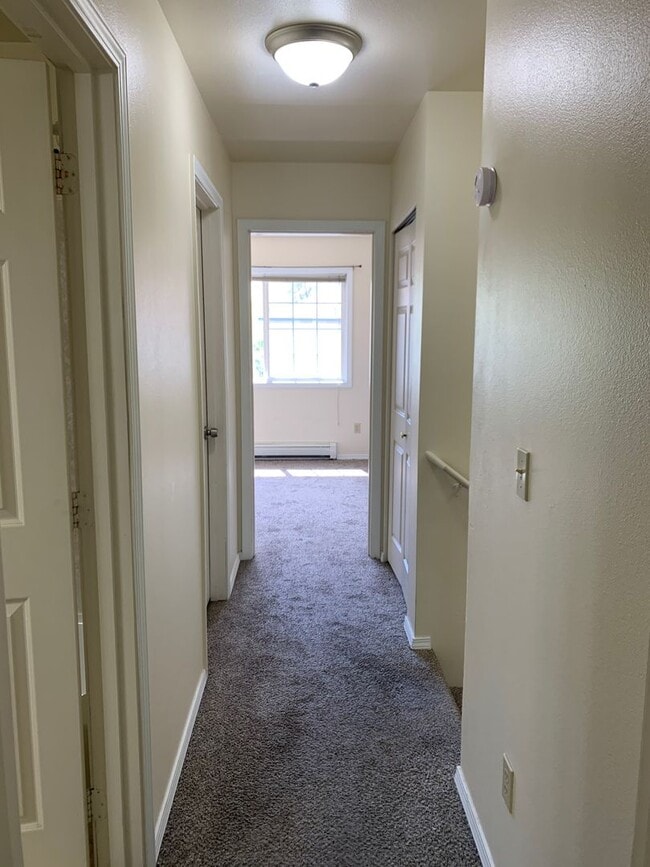 Building Photo - 2 Bedroom Condo with Washer/Dryer in Home