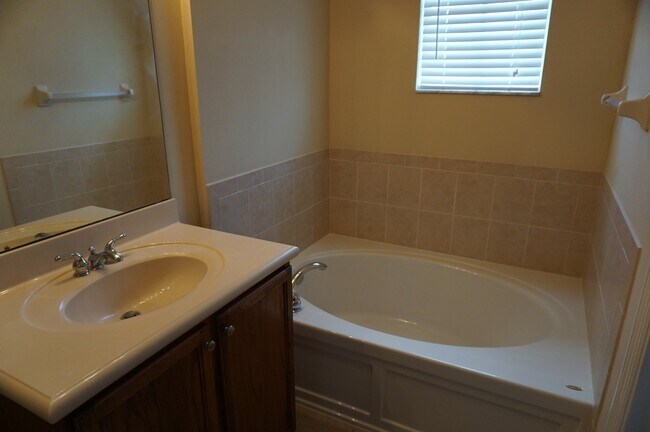 Building Photo - 335 E Thatch Palm Cir