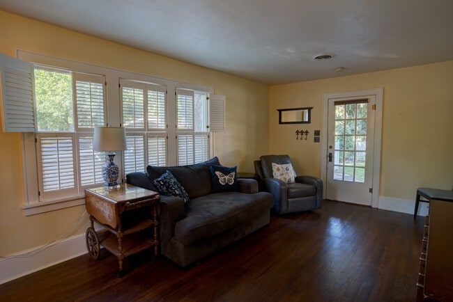 Building Photo - 1 Bed/1Ba.. Adorable Bungalow in Prime North End Location!