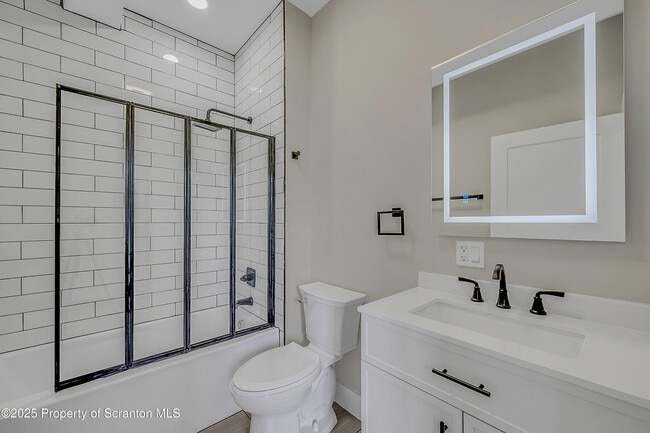 Building Photo - 215 Hickory St