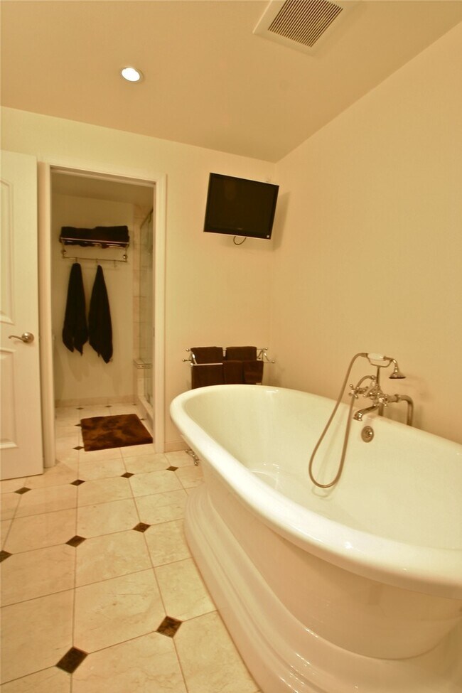 Building Photo - Incredible East Beach Town-Home unfurnishe...