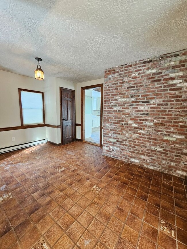 Building Photo - 4 Bedroom, 2.5 Bath House for Rent