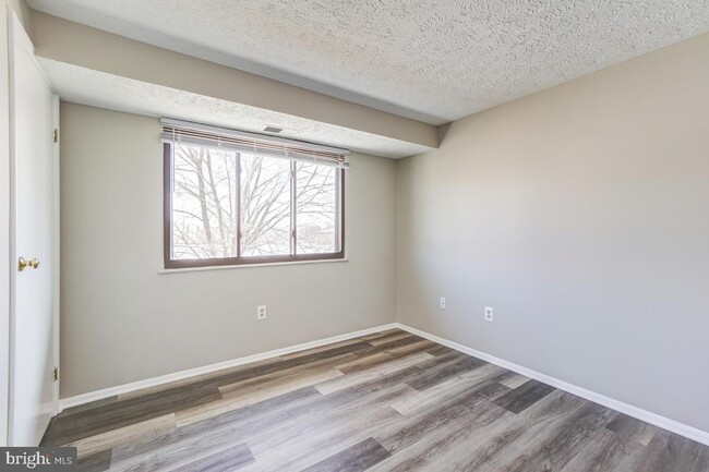 Building Photo - Third Floor Unit in a Great Location!