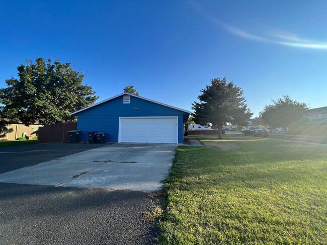 Building Photo - Cozy home next to Sage Point Elementary!
