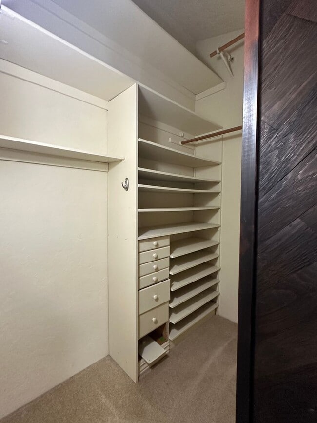 Building Photo - Welcome to your dream rental in Auburn!
