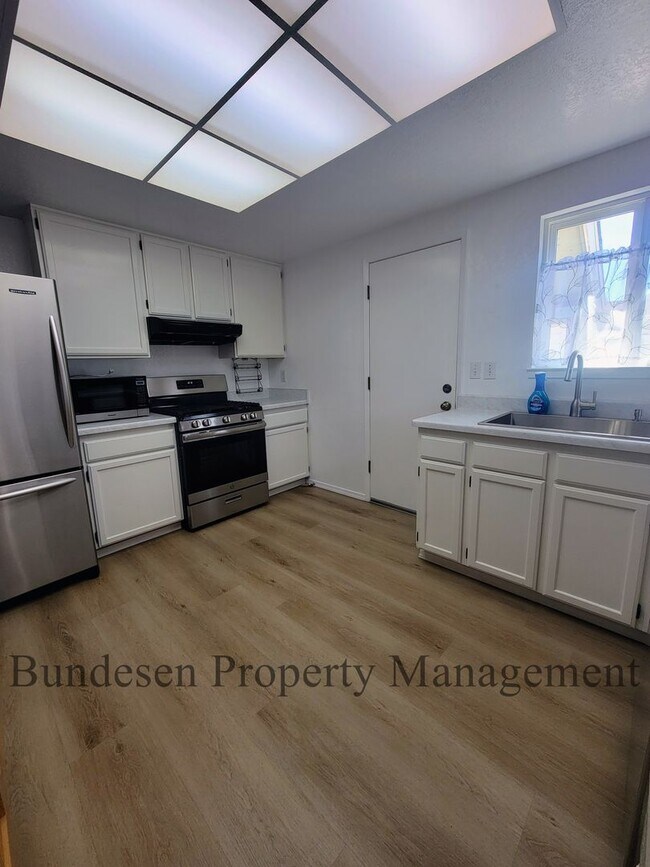 Building Photo - Spacious Westside 5BR Home in Petaluma - E...
