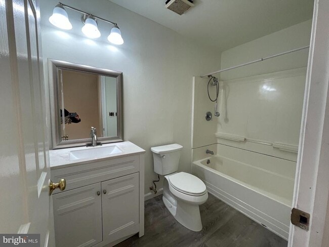 Building Photo - 28 Keith St