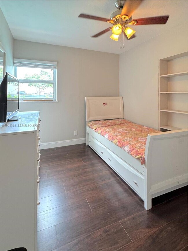 Building Photo - 120 NE 9th Ave