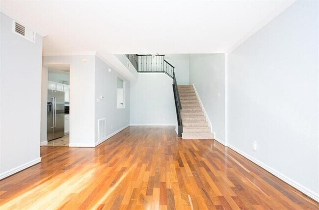 Building Photo - 1112 Bering Dr