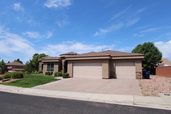 Building Photo - Spacious 3-Bed, 2-Bath Home with Open Floor Plan and Premium Amenities