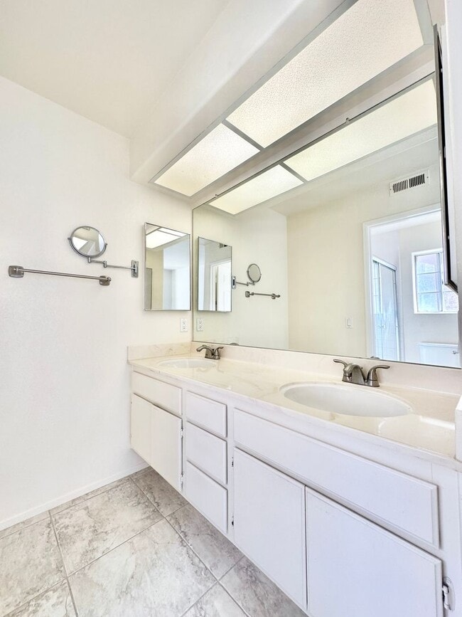 Building Photo - Beautiful Upstairs Condo Unit in the Priva...