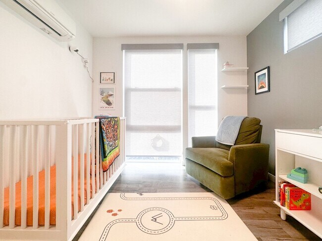 Building Photo - Modern 3 bed/ 2.5 bath townhome in Ballard!