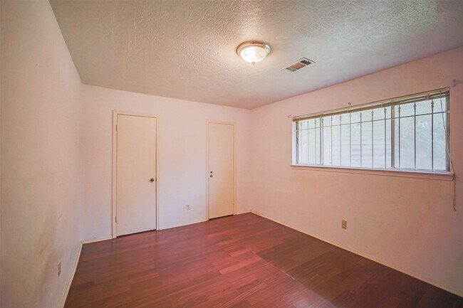 Building Photo - 7010 Captain Dr