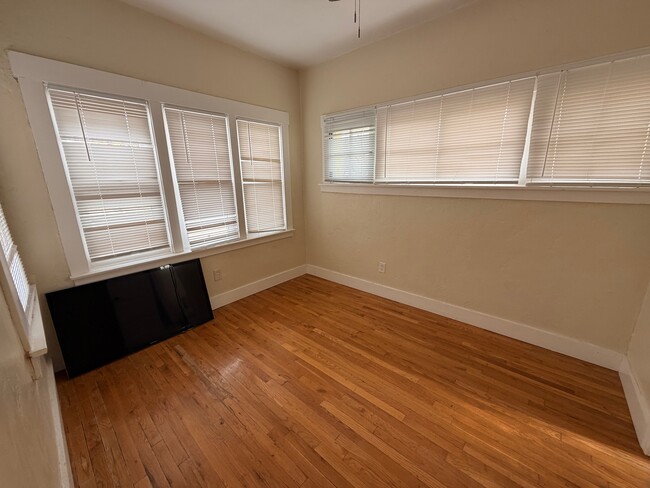 Building Photo - 1030 E 7th St