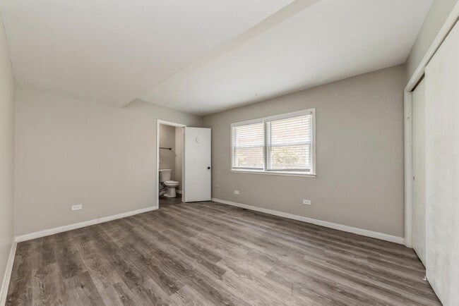 Building Photo - 856 E Capri Dr