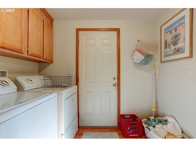 Building Photo - 1075 SE Castlewood Dr