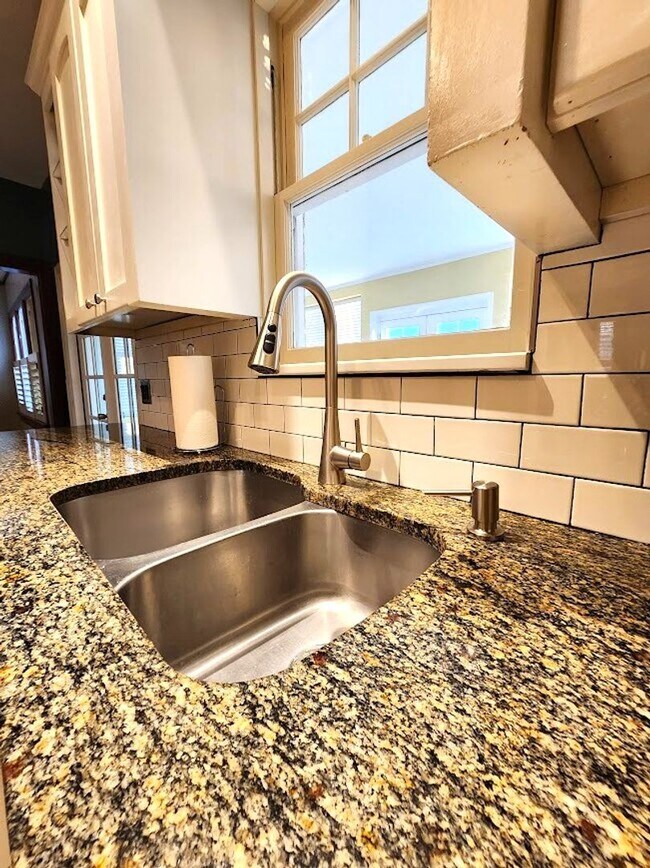 Building Photo - 3 Bed 2.5 Bath Plus ADU in Gatewood Add NW OKC