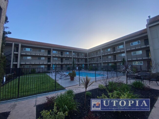 Building Photo - Ocean Views: 2Bd/2Ba + Office - Sunny, Top Floor Condo, Deck, Pool & Hot Tub
