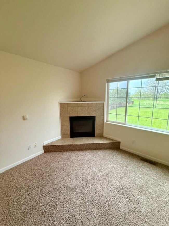 Building Photo - Spacious 4 Bed / 3 Bath Duplex on 1 Acre –...