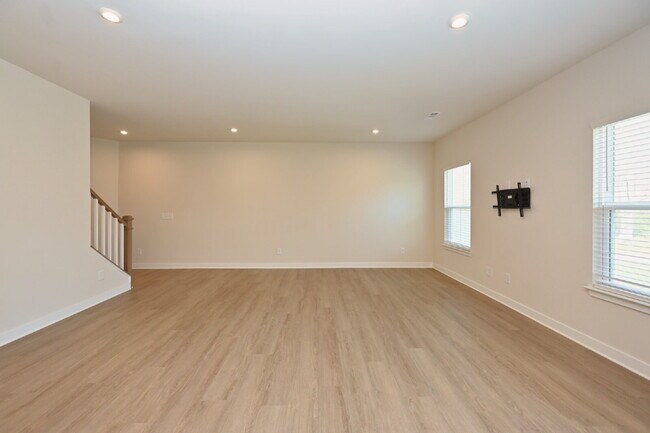 Building Photo - Updated Gallatin Townhome | 3BR + Garage, W/D Included